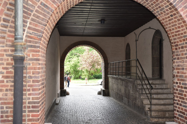 Tordurchgang zum Eingang Sakristei